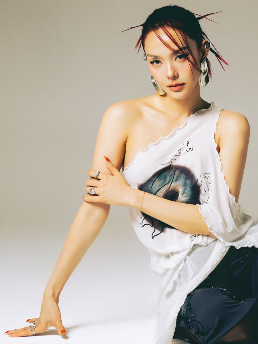 Minh Hằng đưa khoảnh khắc tặng CD nhạc dance cho anh trẻ vào sản phẩm mới
