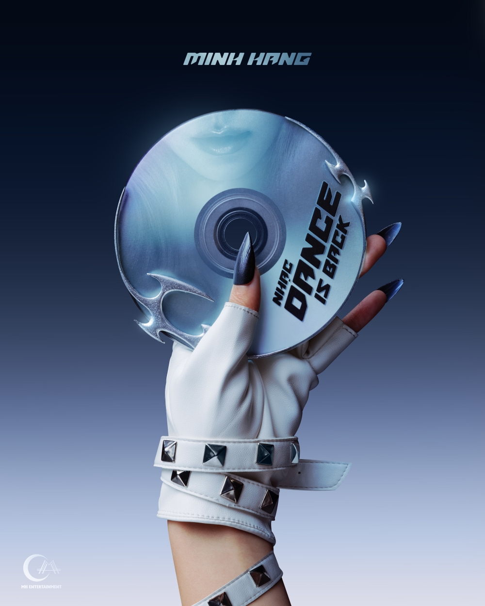 Minh Hằng đưa khoảnh khắc tặng CD nhạc dance cho anh trẻ vào sản phẩm mới